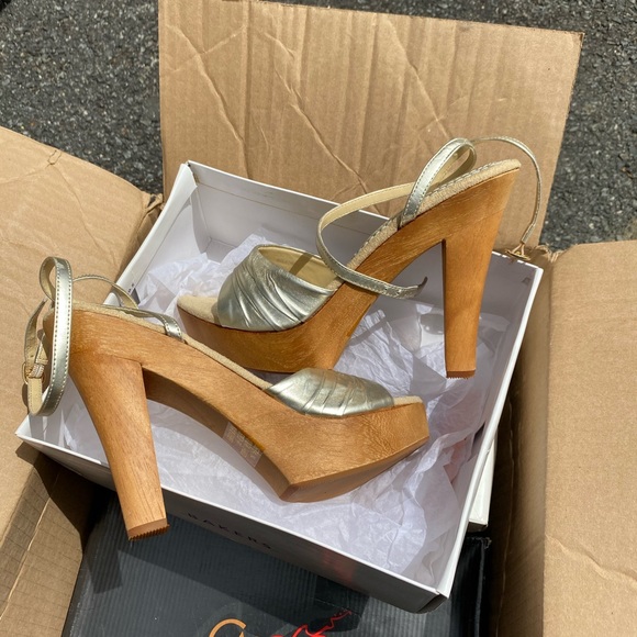 Gold shoes with a 5 in heel and a 1 in platform - Picture 2 of 6